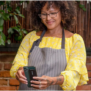 ThinOptics Black Frame Connect Reading Glasses and a sleek black Connect case: minimalist design with thin lenses. The compact, polycarbonate case offers a modern, portable solution for individuals needing reading glasses.